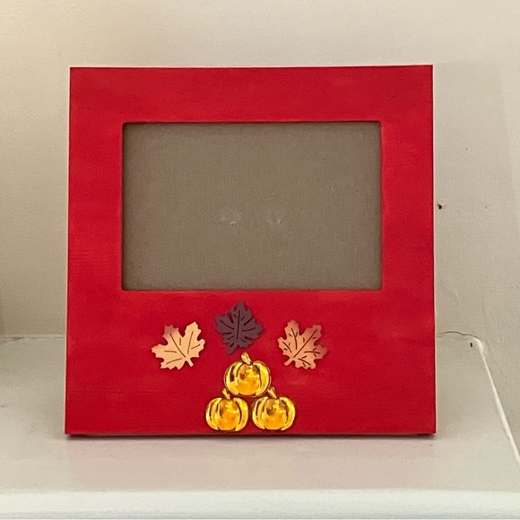 Rustic picture frame decorated with pumpkins and leaves - Picture 4 of 8